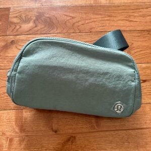 Lululemon Everywhere belt bag NWT crater blue